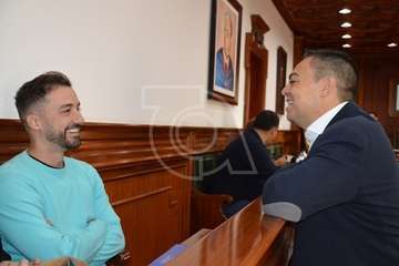 Juan Antonio Peña, ayer en los estudios de Radio Faycán y hoy en el Pleno ordinario de enero (Foto TA y Francisco Javier Santana)